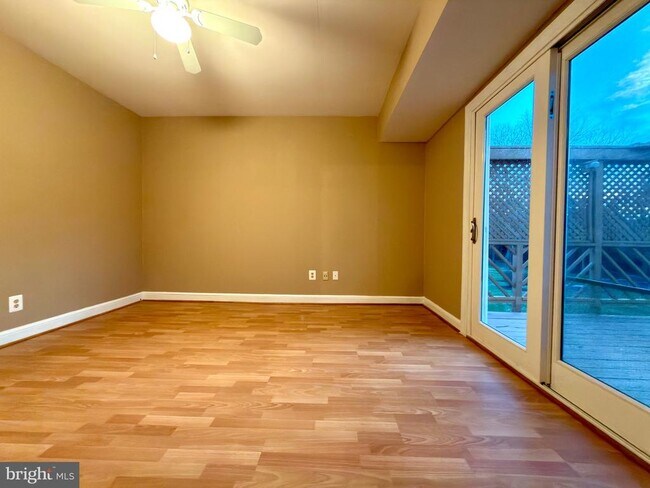 Building Photo - 905 W Poplar Rd