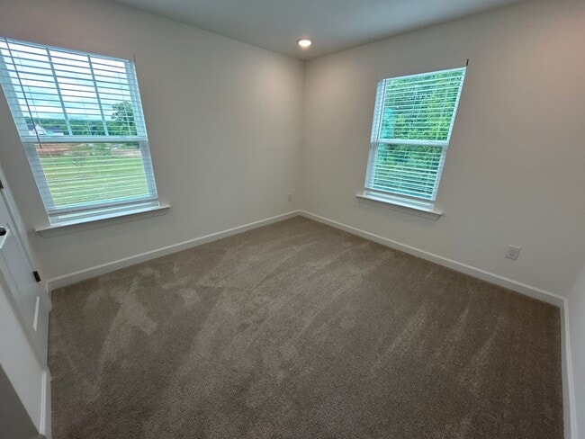 Building Photo - 6 Bedroom | 4 Bathroom New Construction Ga...