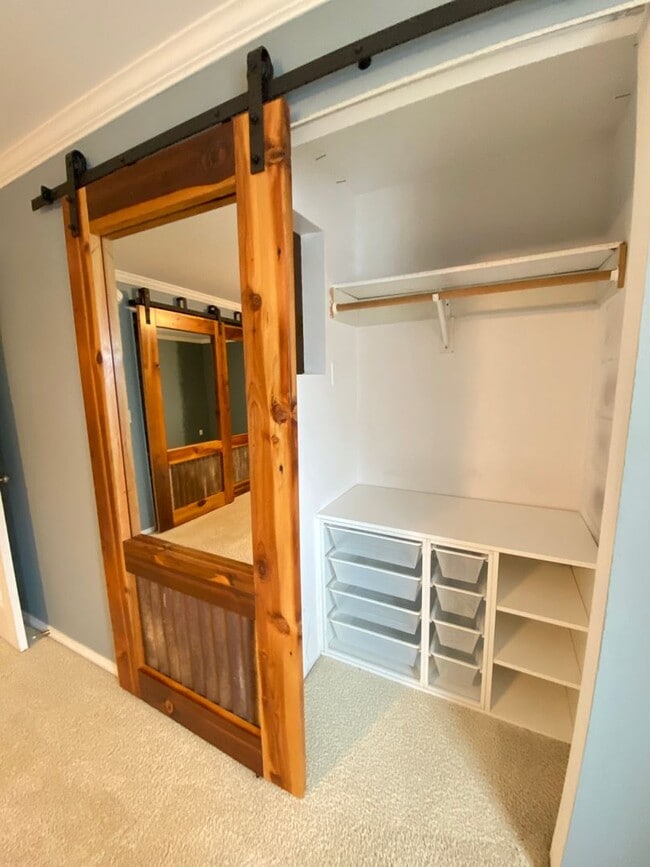 Building Photo - Beautiful 3 Bedroom Home with Custom Touches!