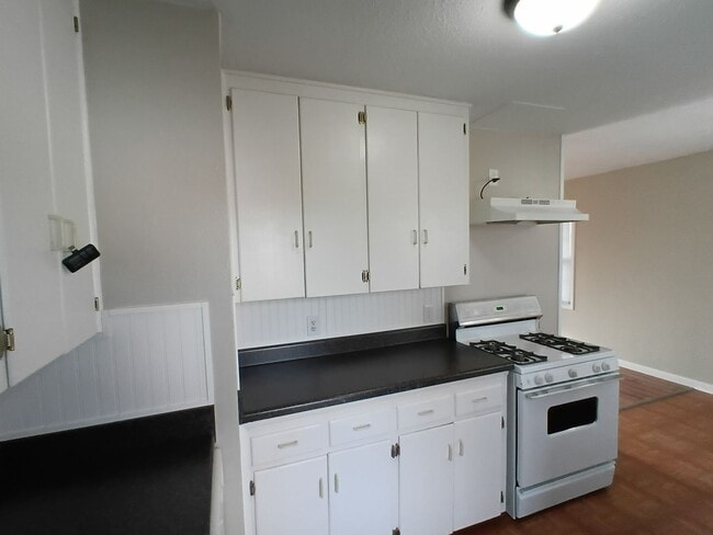 Building Photo - Cute 3 Bed or 2 bed and office