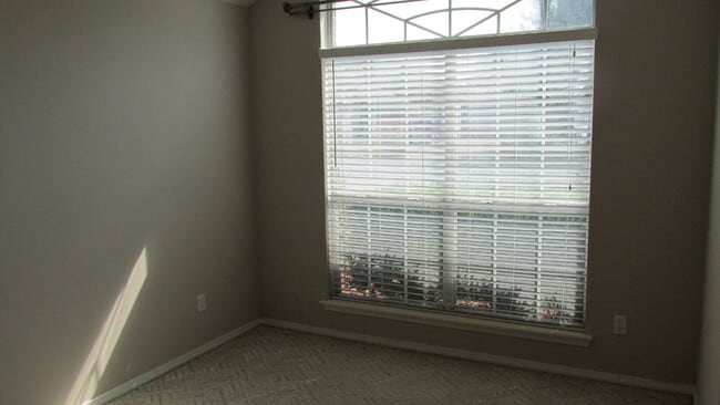 Building Photo - 1902 SW Spruce Rd