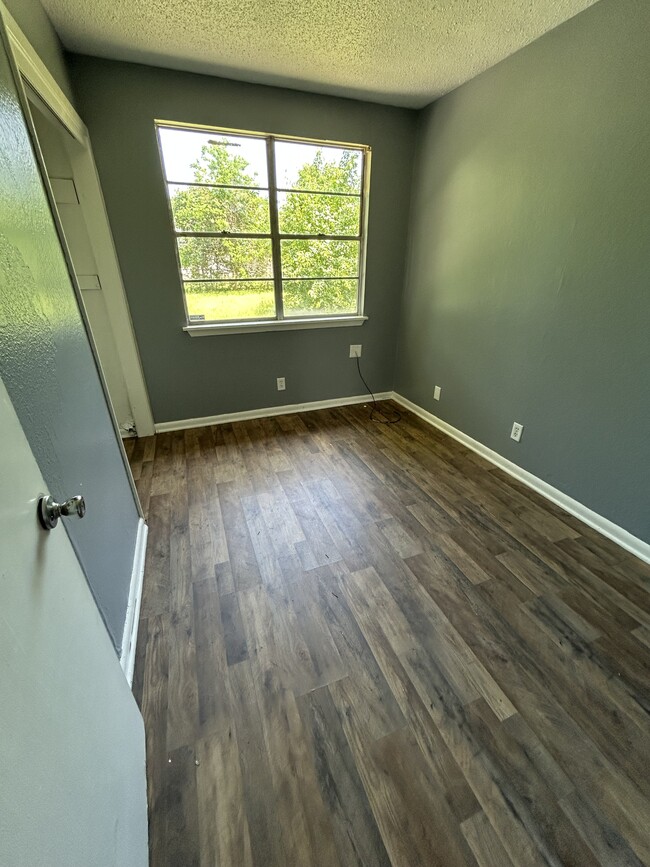 Building Photo - 570 Sally Ann Dr