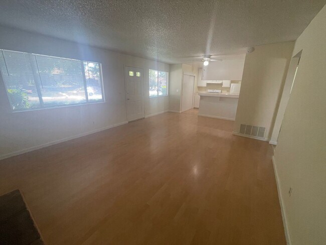 Building Photo - 2 Bedroom 1 Bath Single Story Unit with Co...