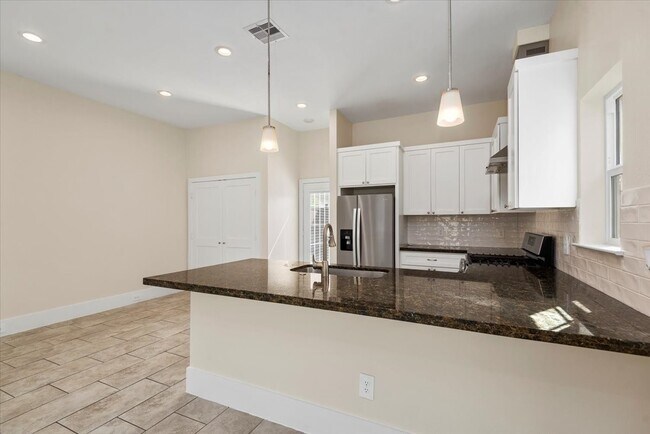 Building Photo - 2002 Lynnfield St