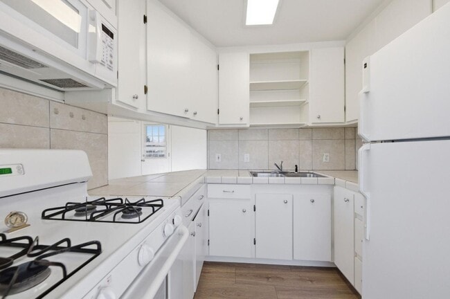 Building Photo - 614 Redwood Ave