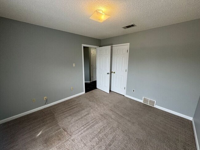 Building Photo - 8594 Sun Vista Dr N