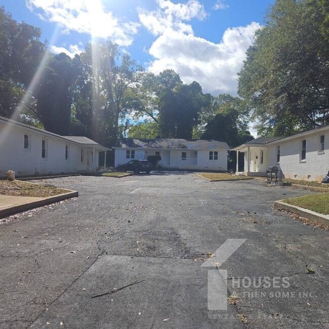 Building Photo - 511 Hampton Ave