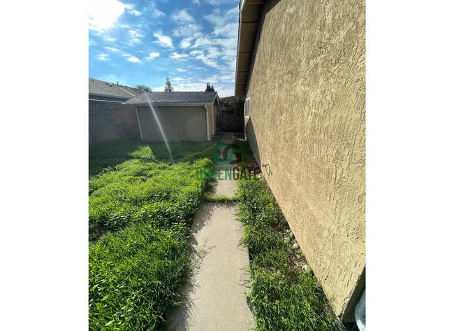 Building Photo - NOW AVAILABLE! Beautiful 3 Bedroom, 2 Bathroom Home Located in Ripon, CA