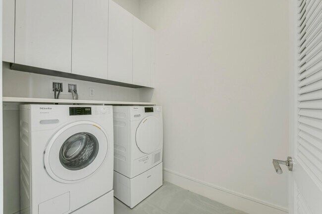 Building Photo - 220 Lake Shore Dr