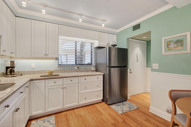 Building Photo - 5250 Las Verdes Cir