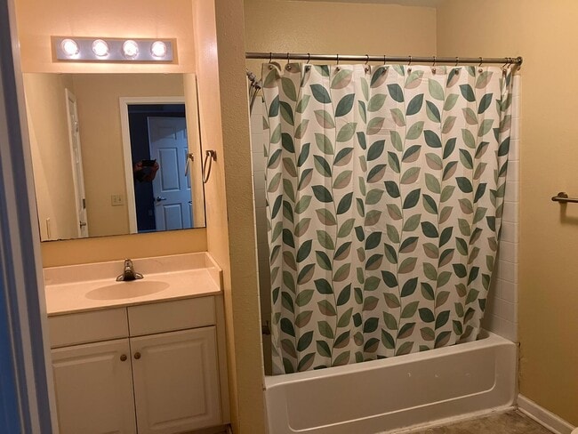 Building Photo - 3 BR / 3 BA @ Bridgepointe