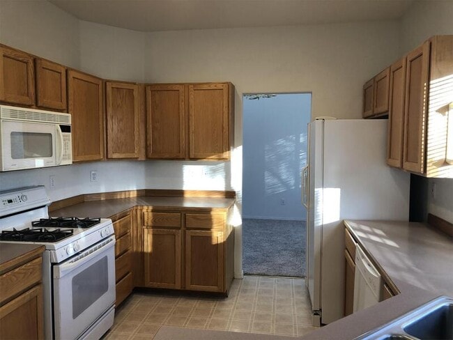 Building Photo - 944 NW Oak Pl