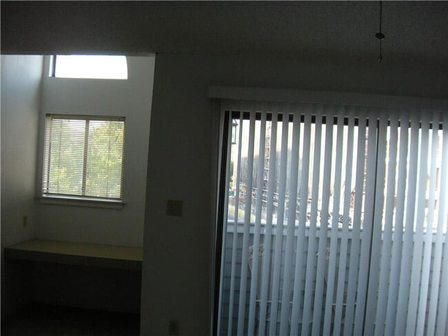 Building Photo - Gables 11 - 2 Bed - 1 1/2 Bath - 2 Car Personal Garage