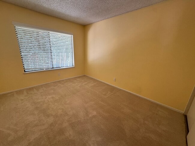 Building Photo - Beautiful Valencia 4 Bedroom Home