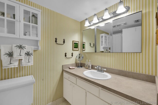 Building Photo - 475 Tequesta Dr