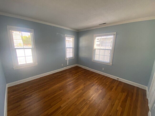 Building Photo - Inviting Pacific Grove Home!