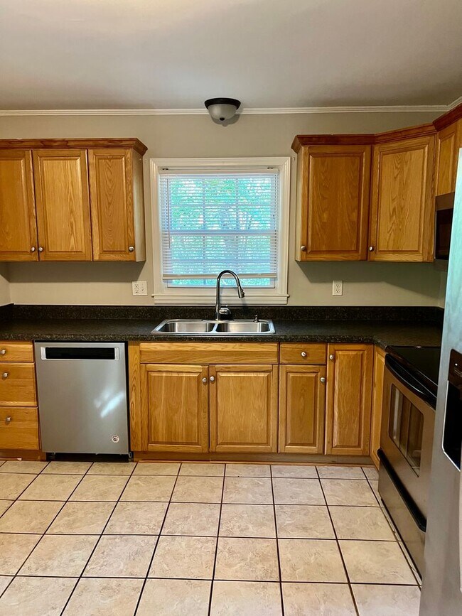 Building Photo - 3 Bedrooms, 2 Bath Home for Rent