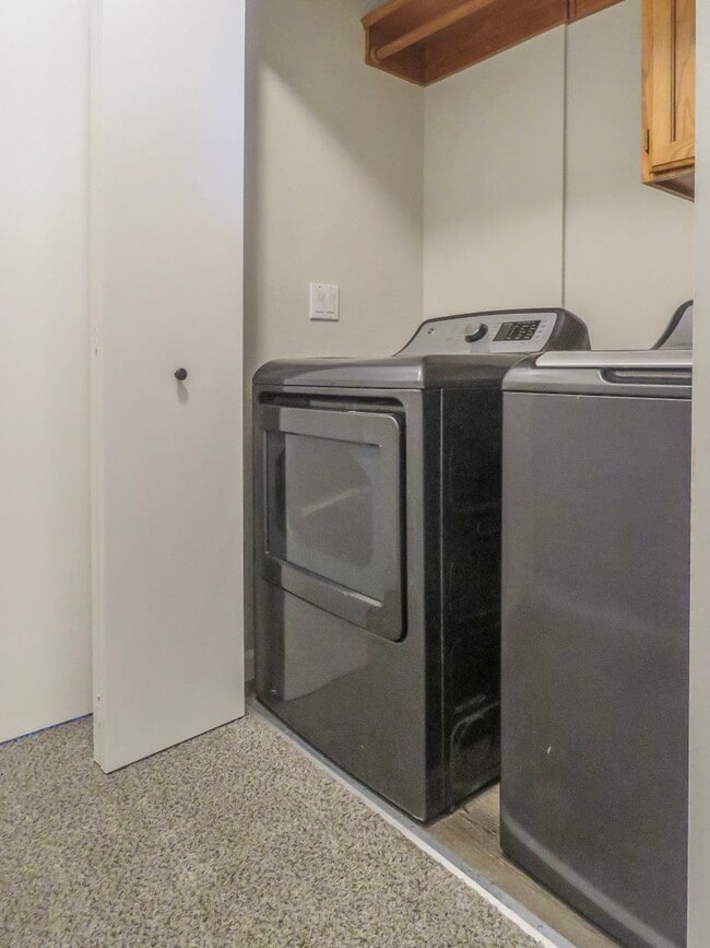 Building Photo - Updated Interior ! Spacious 2 Bedroom 2.5 ...