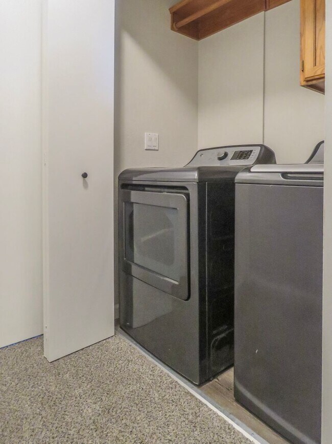 Building Photo - Updated Interior ! Spacious 2 Bedroom 2.5 Bath Town home close to Intel and Nike