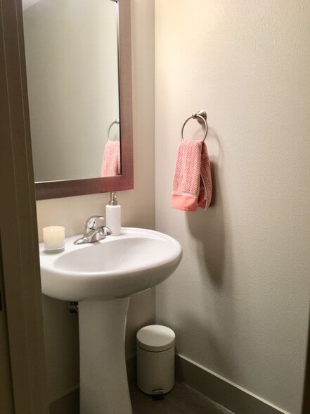 Building Photo - 6430 N Maryland Ave