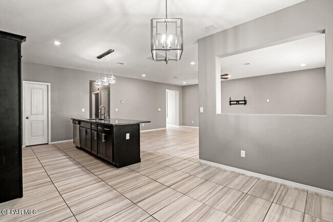 Building Photo - 297 Denim St