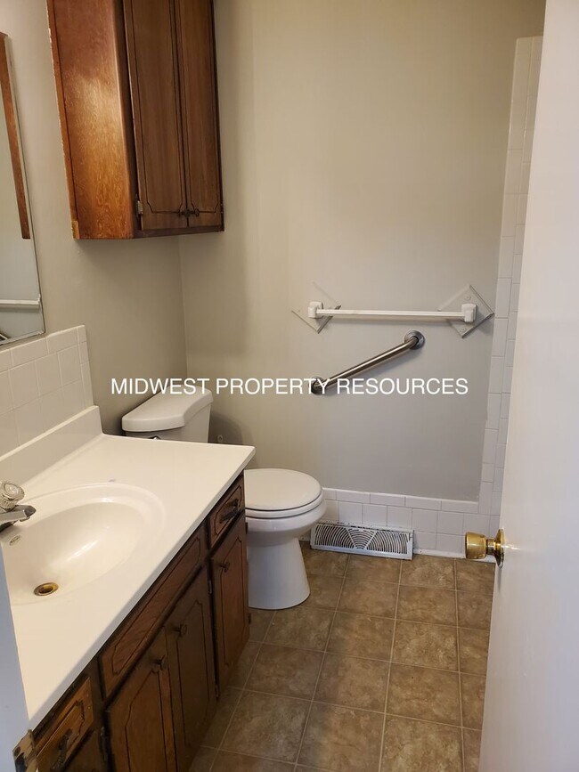 Building Photo - 2 Bedroom Duplex for Lease in Oak Grove | Offered by Midwest Property Resources