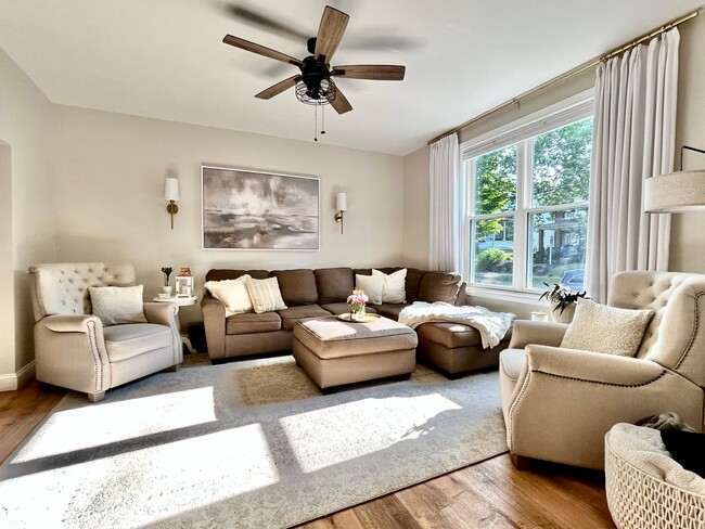 Building Photo - 1 Mile to Country Club! Sleeps 10!