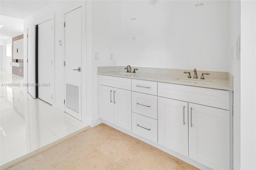 Building Photo - 425 SW 129th Ave