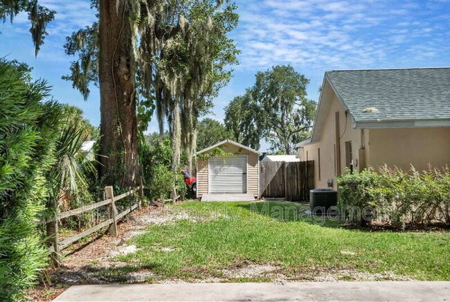 Building Photo - 606 N Shore Dr