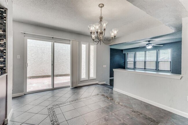 Building Photo - 4 Oakbrook Dr