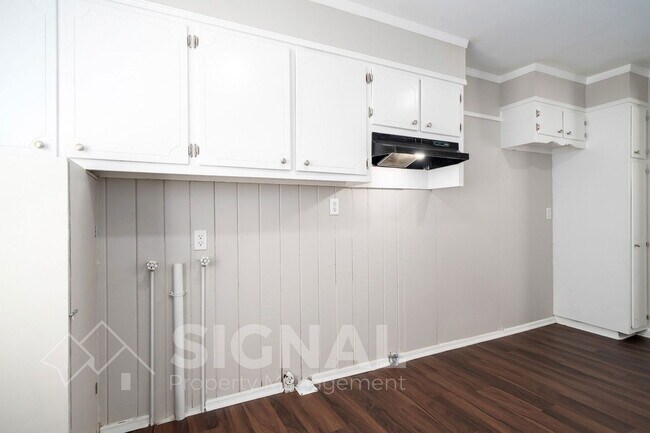 Building Photo - 3038 Highland Dr