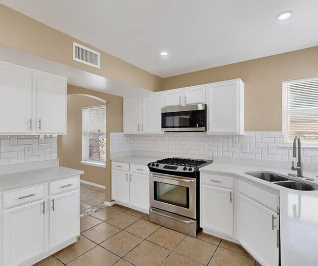 Building Photo - 4 BEDROOM 3 BATHROOM HOME! fully remodeled...