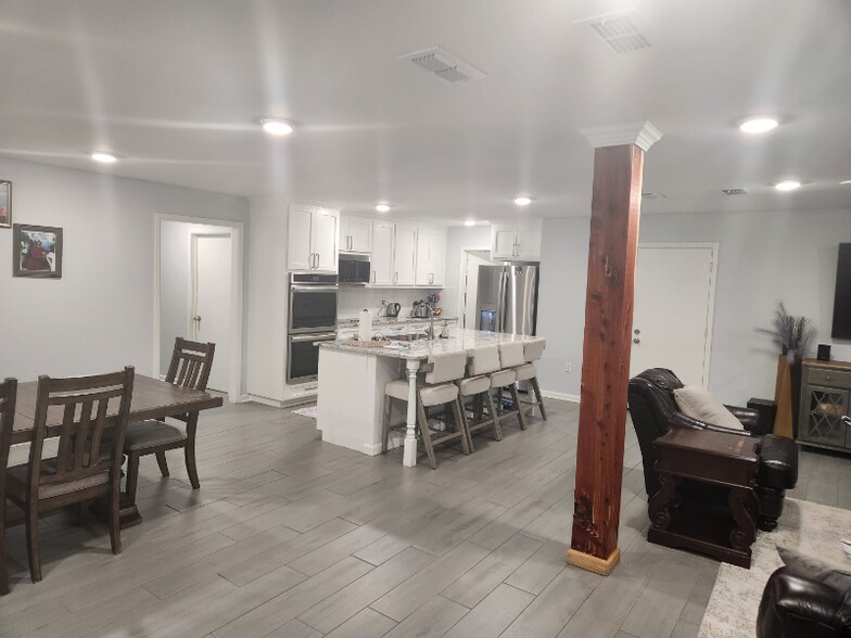 Building Photo - 1529 E Don St