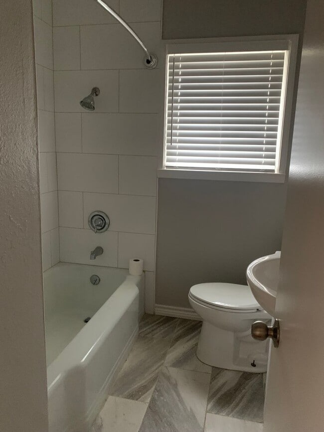 Building Photo - 726 Sheridan Dr