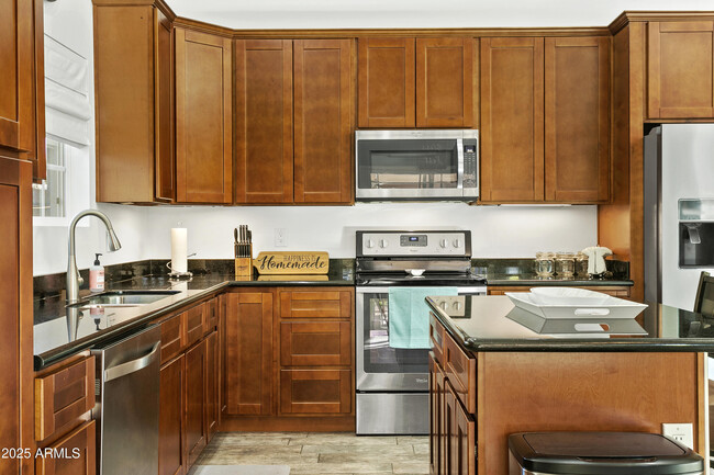 Building Photo - 2707 E Louise Dr