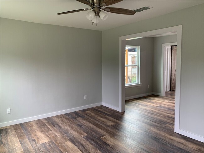 Building Photo - 610 Caddo St