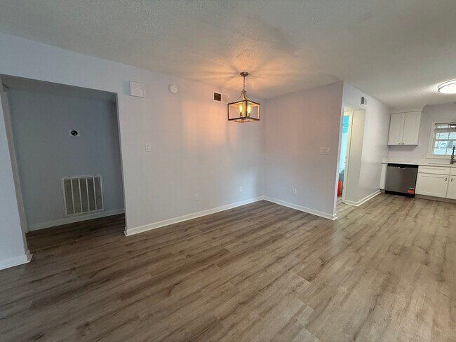 Building Photo - 120 N Pinewood Dr