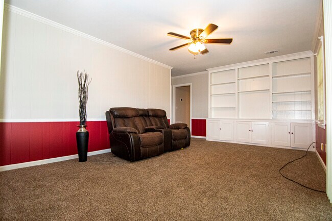 Den w/Built ins - 4100 King Arthur Pl