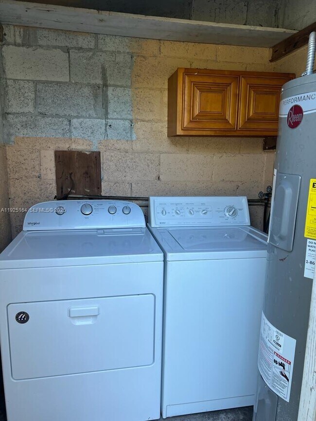 Building Photo - 1707 NW 14th Ct