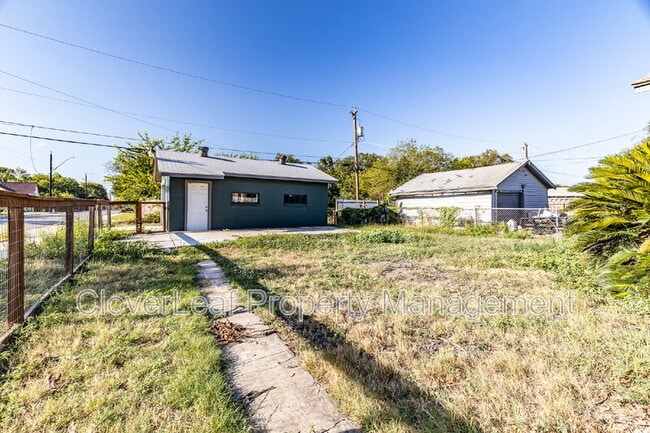 Building Photo - 454 Astor St