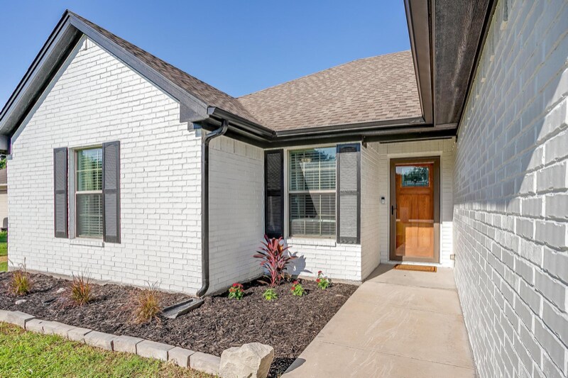 Building Photo - 205 Shady Ln