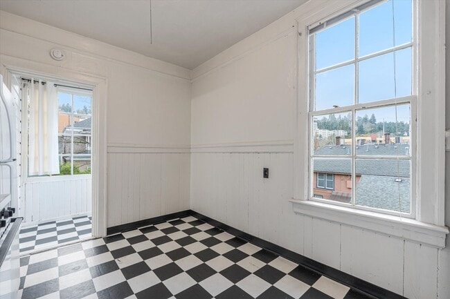 Building Photo - Cozy Studio Available Today in Goose Hollow!