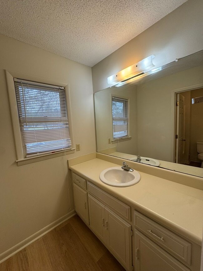 Building Photo - 201 Westbrooke Court #5 (Westbrooke Townhomes)