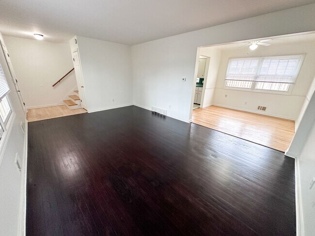 Building Photo - 960-964 Kentwood NE