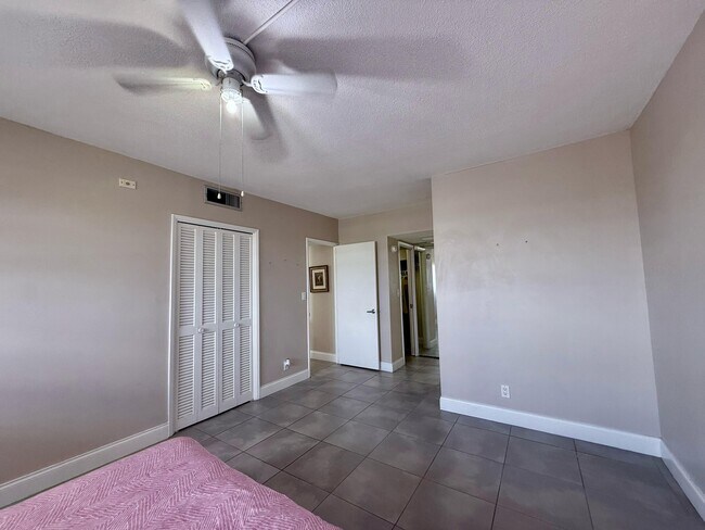 Building Photo - 3100 N Palm Aire Dr