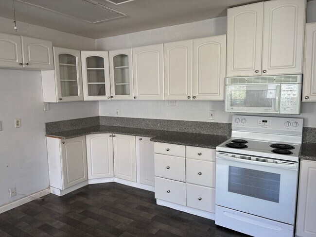 Building Photo - Cozy Duplex