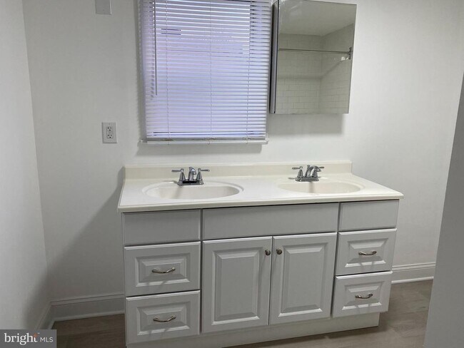 Building Photo - 1936 McClellan St