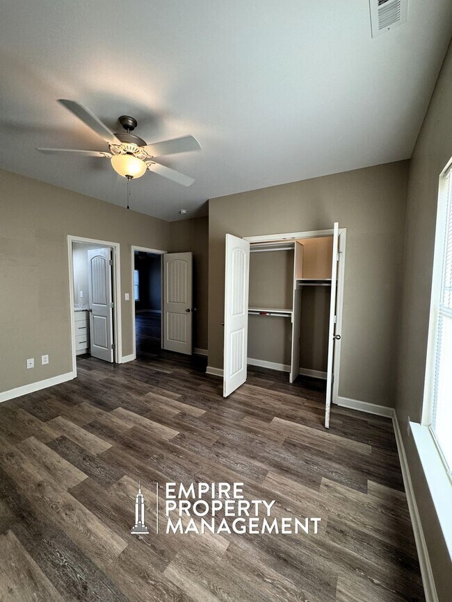 Building Photo - 216 Fern Bank Dr