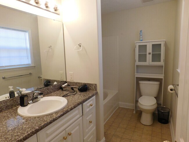 Building Photo - 119 Pella Ln