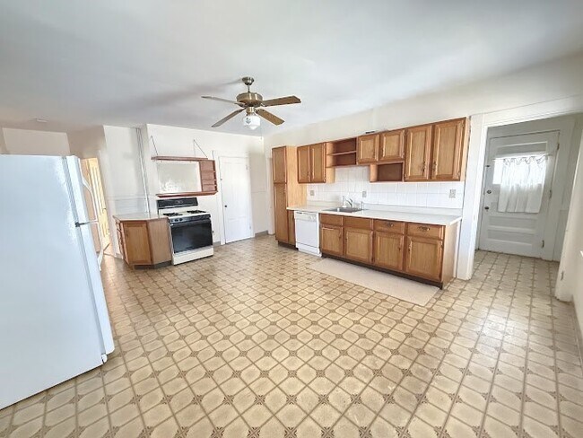 Building Photo - 33 Cook St